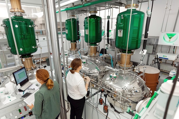 Scienziati in un laboratorio all'avanguardia che studia fonti di energia alternative come i biocarburanti e l'idroelettricità