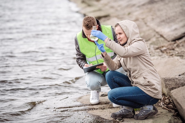 Scienziati o biologi che lavorano insieme sull'analisi dell'acqua xA