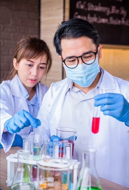 scienziato che lavora nel campo della scienza e della chimica per la salute. Dottore che lavora alla prova sul giro.