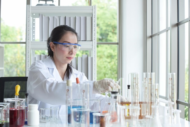 Scienziato che lavora seduto accanto alla finestra del laboratorio