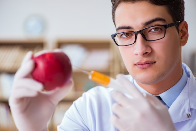 Scienziato che lavora su frutta e verdura biologica