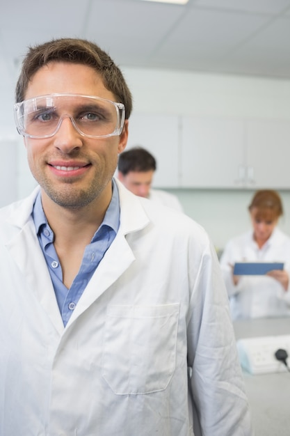 Scienziato con i colleghi al lavoro in laboratorio