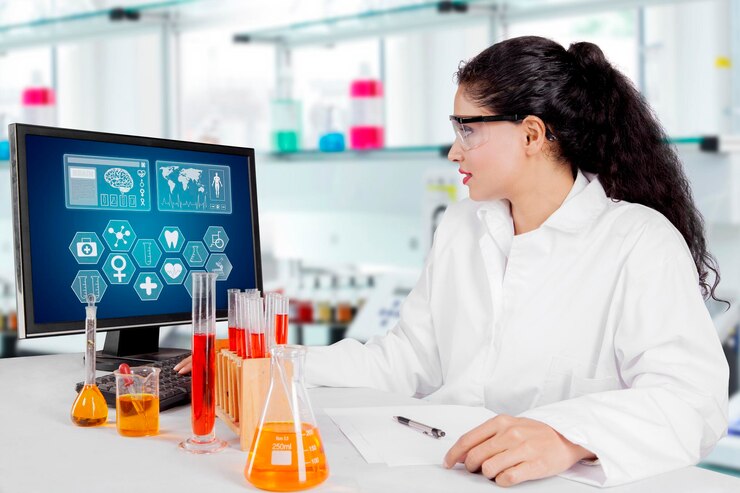 Foto scienziato concentrato che lavora in laboratorio