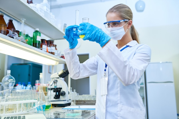 Scienziato femminile Holding Test Tubes