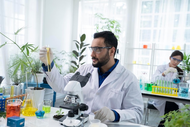 scienziato in laboratorio