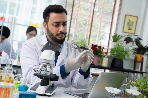 scienziato in laboratorio