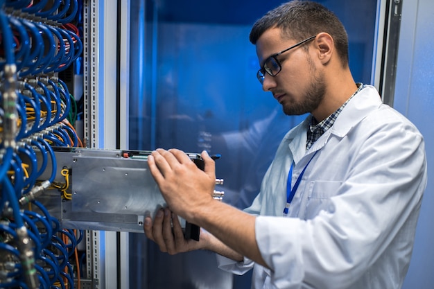 Scienziato IT che lavora con il supercomputer