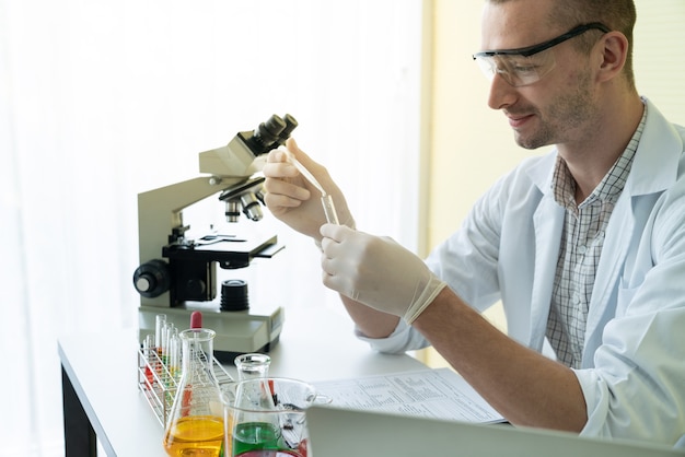 Scienziato lavoro di ricerca sulla chimica in laboratorio