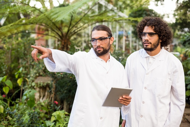 Scienziato maschio che indica mentre facendo una pausa collega