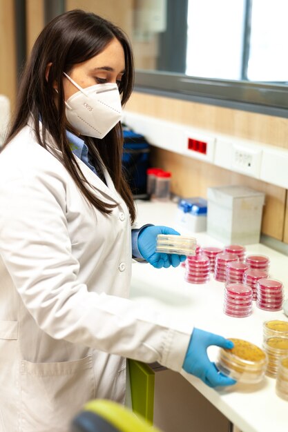 Scienziato medico ricercatore o assistente di laboratorio che lavora in laboratorio