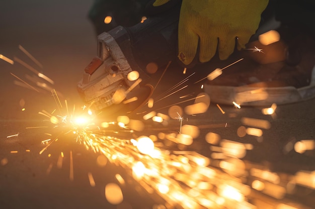 Scintille incandescenti durante la molatura della lavorazione dei metalli in acciaio