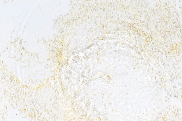 Scintillii dorati in acqua. Glitter oro e consistenza liquida. Sfondo astratto con particelle d'oro. Sfondo brillante celebrazione. Sfondo festoso per i tuoi progetti.