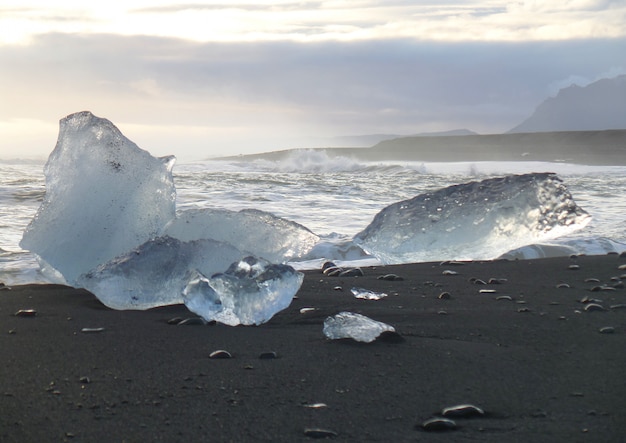 Scioglimento di grandi iceberg sulla spiaggia di sabbia nera dell&#39;Islanda del sud