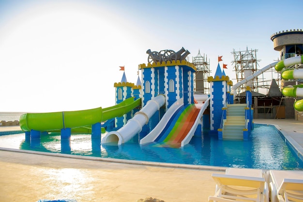 Scivoli Aquapark nel complesso alberghiero parco acquatico all'aperto con piscinascivoli d'acqua estremi durante le vacanze tropicali estive in Africa Hurghada Egitto 22 settembre 2021