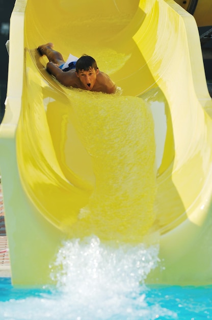 scivoli d'acqua divertimento in piscina all'aperto