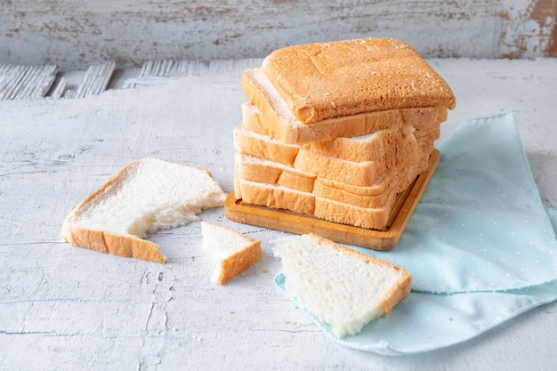 Scivoli di pane su fondo di legno bianco