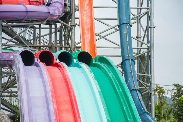 Scivolo di plastica colorato in piscina