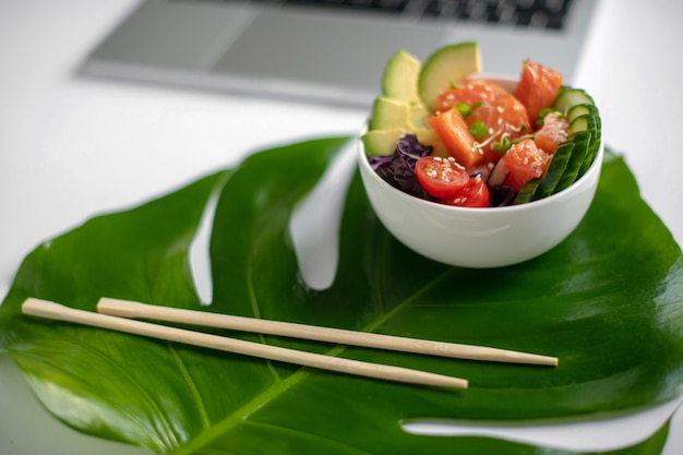 Scodella di salmone hawaiano