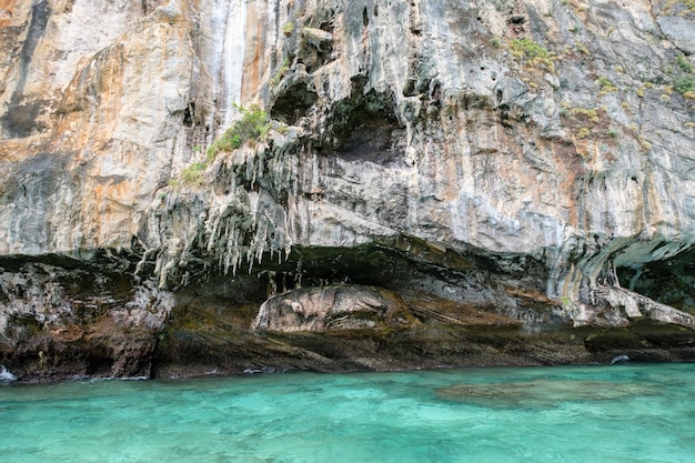 Scogliera calcarea a forma di teschio in phi phi leh