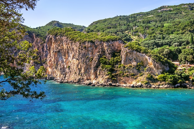 Scogliera con mare cristallino