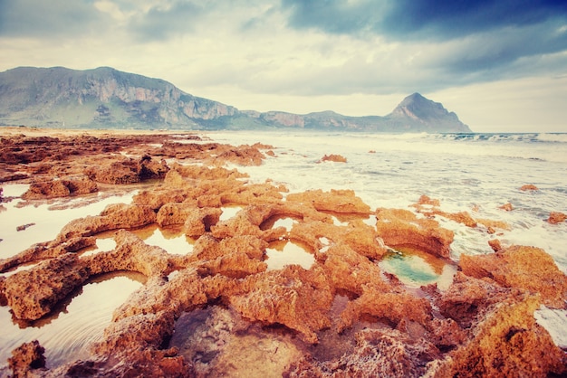 Scogliera costiera rocciosa Capo Milazzo. Sicilia, Italia