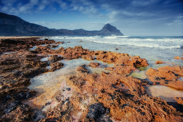 Scogliera costiera rocciosa Capo Milazzo. Sicilia