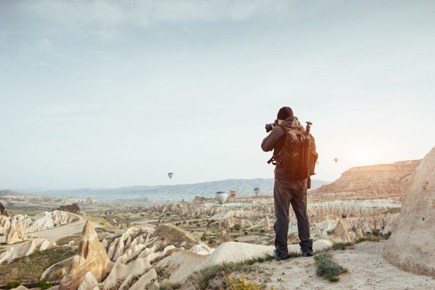 Scogliera dell'arenaria del fotografo ed osservare il paesaggio naturale