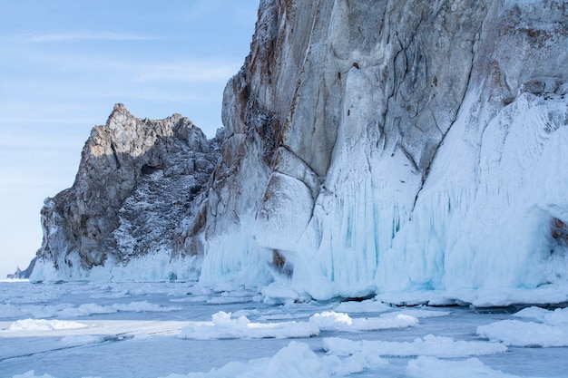 Scogliera della roccia con ghiaccio nel lago Baikal, Russia, paesaggio