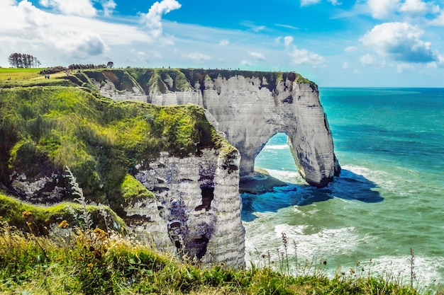 Scogliera di Etretat Aval, rocce e punto di riferimento dell'arco naturale e oceano blu. Normandia, Francia, Europa.