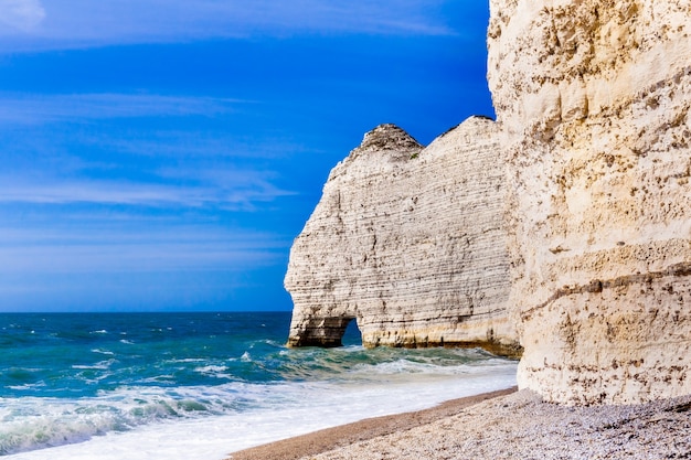 Scogliera di Etretat Aval, rocce e punto di riferimento dell'arco naturale e oceano blu. Normandia, Francia, Europa.