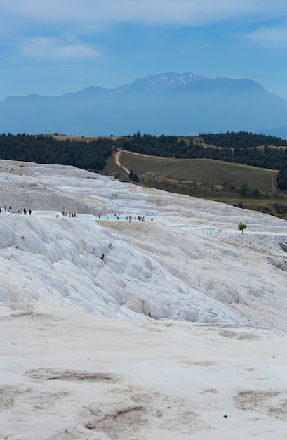 Scogliera di minerali carbonatici con acque cariche di calcite a Hierapolis Pamukkale in Turchia. Pamukkale significa castello di cotone in turco, è un sito naturale nella provincia di Denizli.