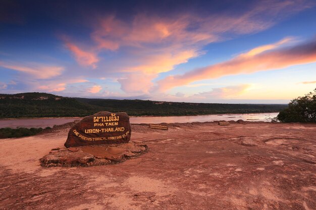 Scogliera di roccia a Pha Tam Ubon Ratchathani ThailandiaAlba all'inizio della Thailandia