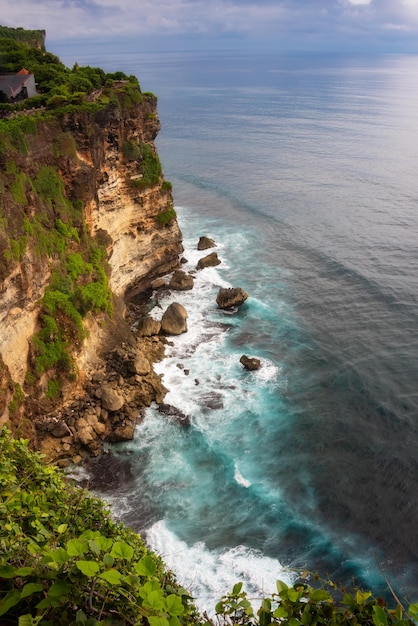 Scogliera di Uluwatu sulla costa dell'oceano sull'isola di Bali Indonesia