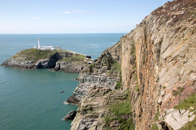 Scogliera e faro a South Stack, Isola Santa, Anglesey, Galles, Regno Unito