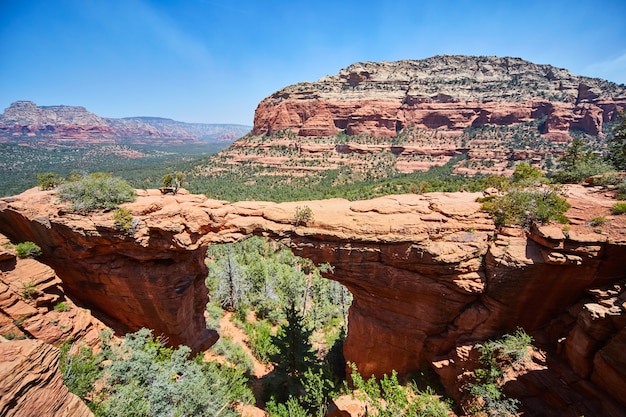 Scogliera in primo piano con grande affioramento roccioso multicolore Devils Bridge