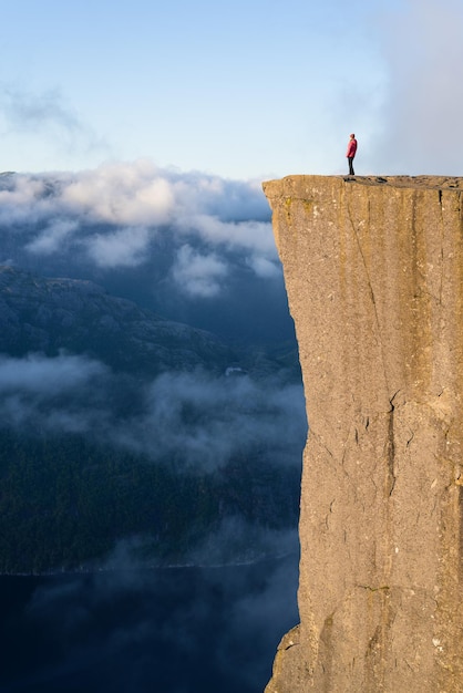 Scogliera Preikestolen al fiordo Lysefjord Norvegia