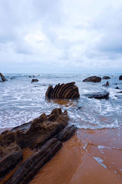 Scogliera, rocce e mare sulla costa a Bilbao in Spagna, destinazione del viaggio