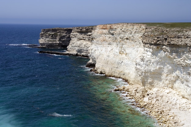 Scogliera rocciosa e bellissimo mare blu