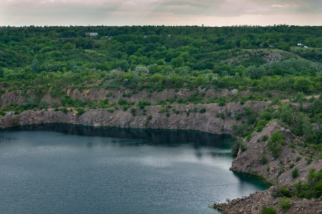 Scogliera rocciosa e laghi di cava del lago e bel cielo dopo un temporale