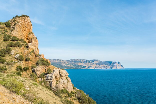 Scogliera rocciosa sopra il bellissimo mare azzurro, Crimea, Balaklava