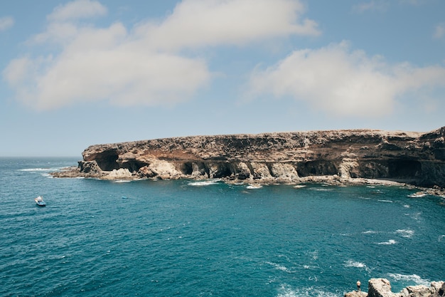 Scogliera rocciosa vicino all'oceano in Spagna