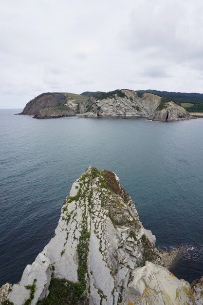 scogliera sulla costa