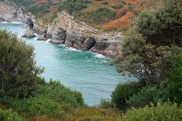 scogliera sulla costa