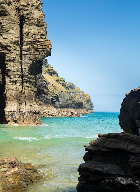 Scogliere a strapiombo nell'oceano dalla baia di Bossiney Haven in Cornovaglia