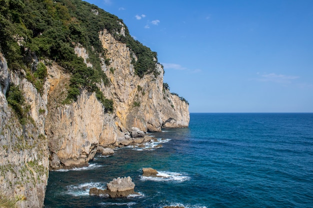 Scogliere al faro del cavallo in Cantabria.