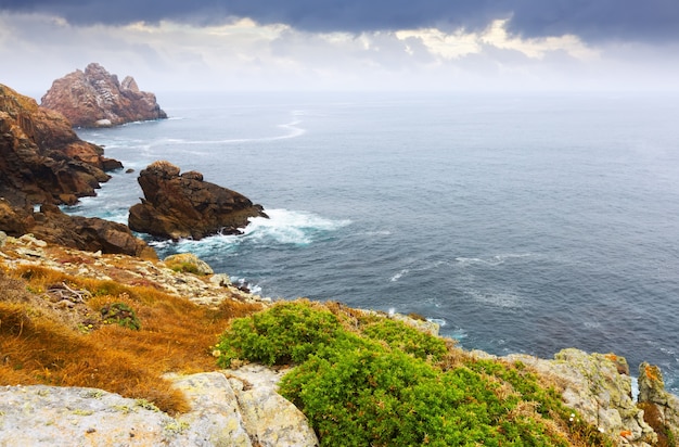 Scogliere al litorale dell&#39;oceano