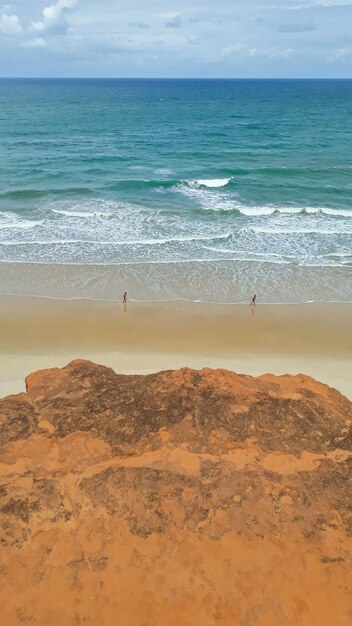 Scogliere arancioni nella spiaggia di Tabatinga Conde Paraiba Brasile