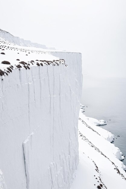 Scogliere bianche ripide montagne astratte paesaggi surreali