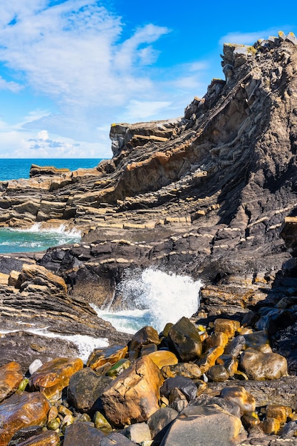 Scogliere con formazioni rocciose di forme strane nel nord della Spagna Ribadesella Asturias