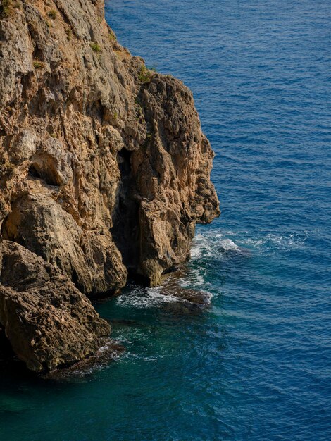 Scogliere e mare blu sulla spiaggia